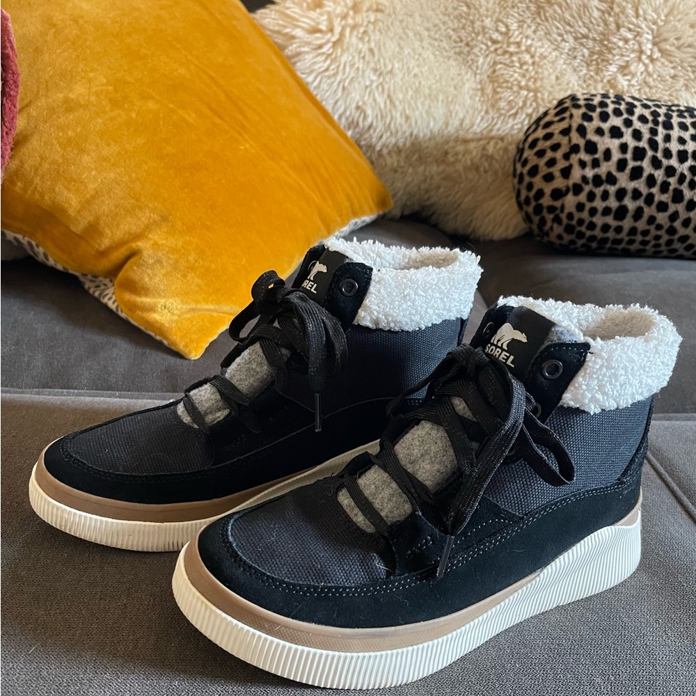 Sorel Women's Out N About IV waterproof mid sneaker 7.5